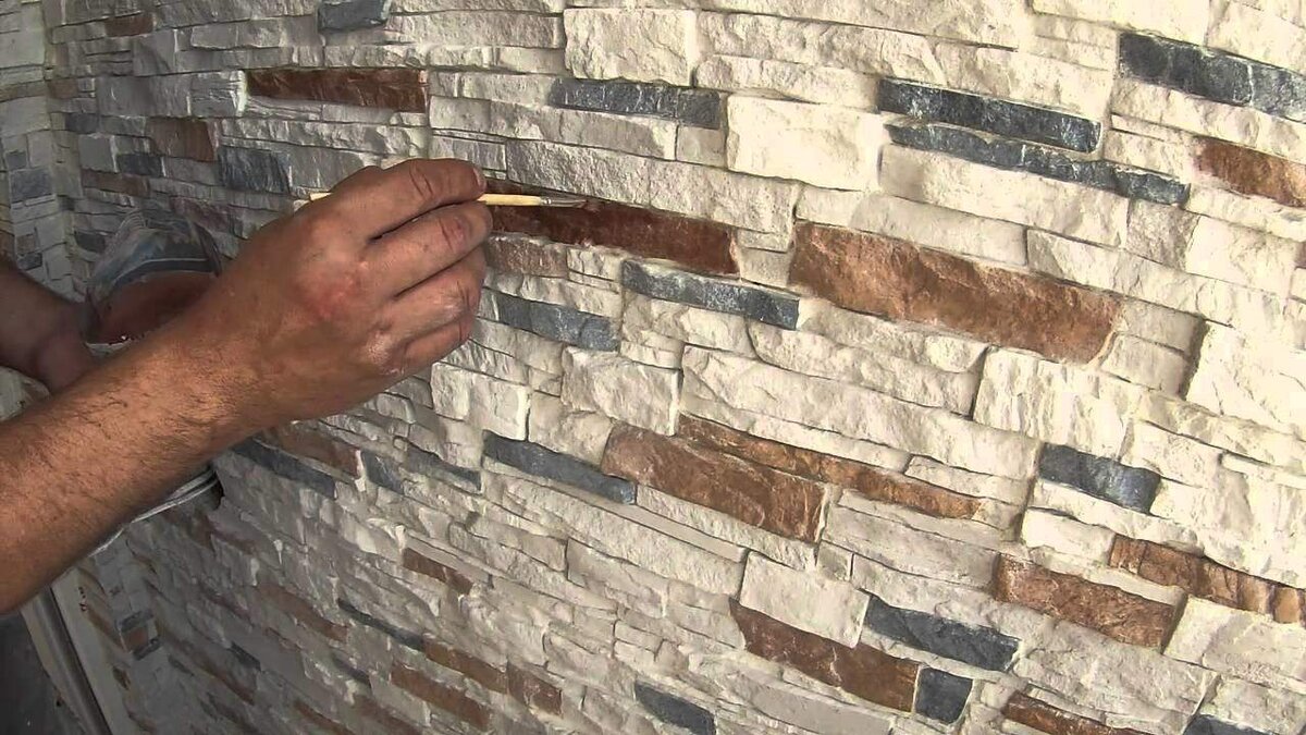 Укладка гипсовой плитки на кирпичную стену