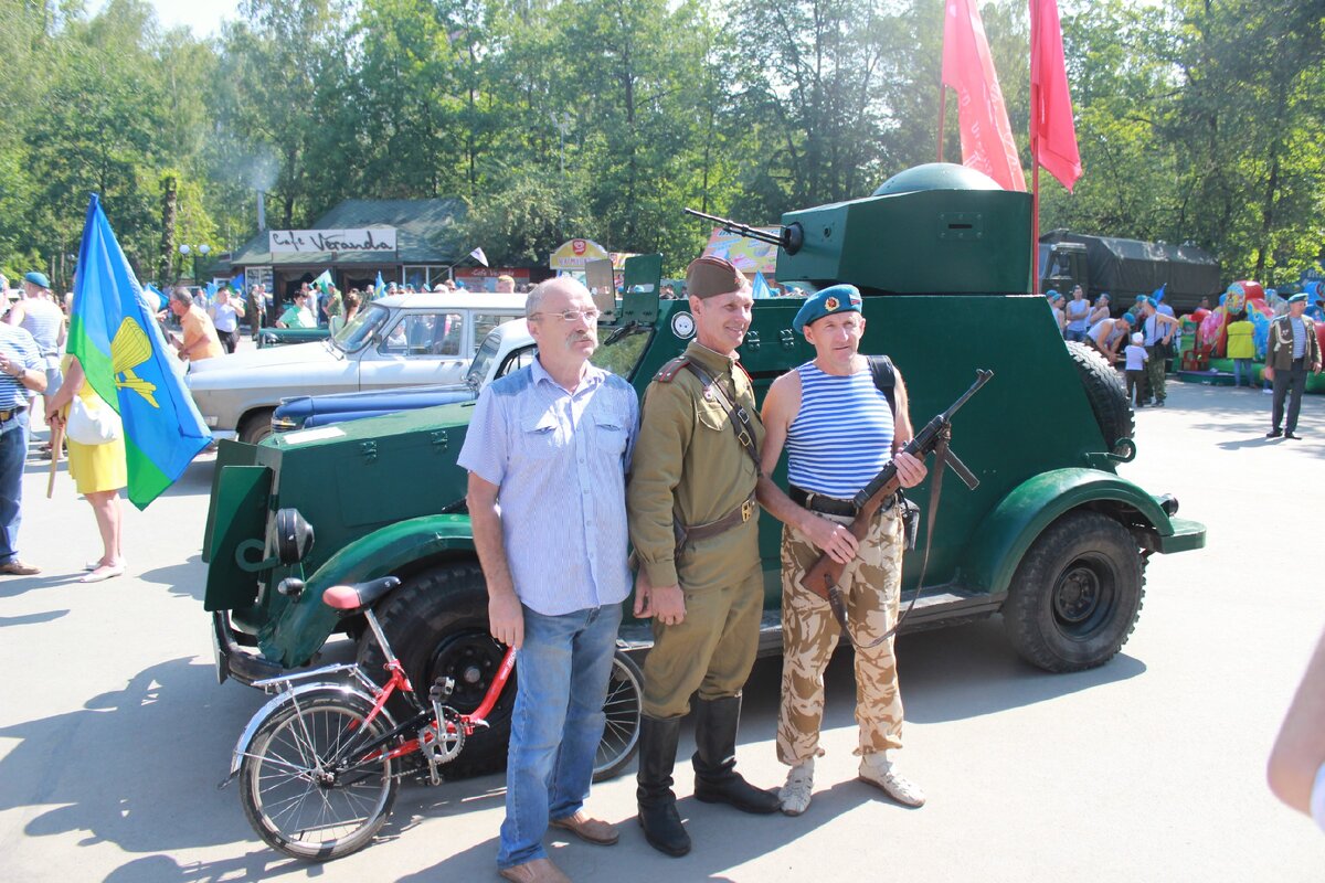 На фото: В руках у экс-десантника пистолет-пулемет 9 -мм MP 41. Кстати МР-41 в три раза сложнее в производстве по сравнению с МР-40.