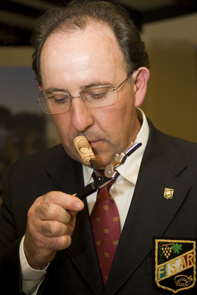 Сомелье нюхает пробку