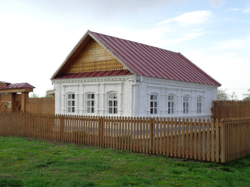 По пути на городище стоит музей татарского детского писателя А.Алиша.
