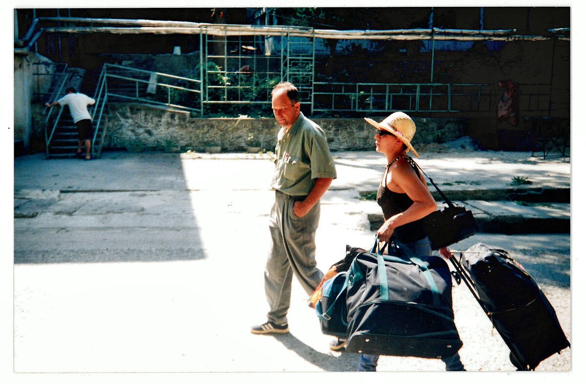 Муж и жена возвращаются из отпуска, фото из архива автора. 