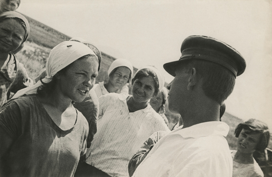 https://upload.wikimedia.org/wikipedia/commons/2/23/1930._%D0%9A%D0%BE%D0%BB%D1%85%D0%BE%D0%B7_%C2%AB%D0%A5%D0%BB%D0%B5%D0%B1%D0%BE%D1%80%D0%BE%D0%B1%C2%BB.jpg