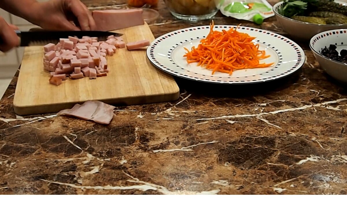 Разноцветный салат с корейской морковью и карбонадом