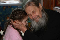 Как приходили и приезжали к о. Кукше, так со временем стали приезжать со всего света к о. Ионе. Вокруг него всегда было много народа. К нему на исповедь занимали очередь, порой, с трёх-четырёх часов ночи. Но он, когда не очень был болен (он страдал от болезни ног) часто говорил и с группами людей – и в келье у себя, и на воздухе – на монастырских дорожках.