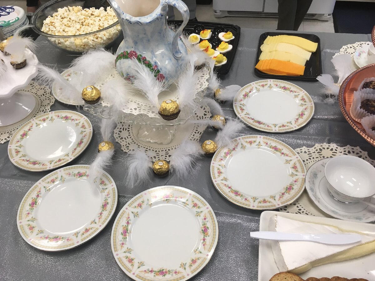 Что касается моего понимания, то мне показалось, что кафедра литературы оформила всё в стиле английского чаепития, когда все усаживаются за стол наливают в маленькие чашки чай и с жеманством пьют его маленькими глотками, откусывая при этом пирожные, которые все поднимают руками и ни в коем случае не отламывают вилкой или ложкой. Вот эти красивые тарелки навели меня на такие мысли, но оказалось, что тарелки были обыкновенные, пластиковые и просто для декорации. 