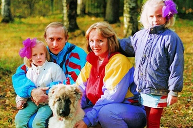 Путин с женой и дочерьми. Источник фото: интернет.