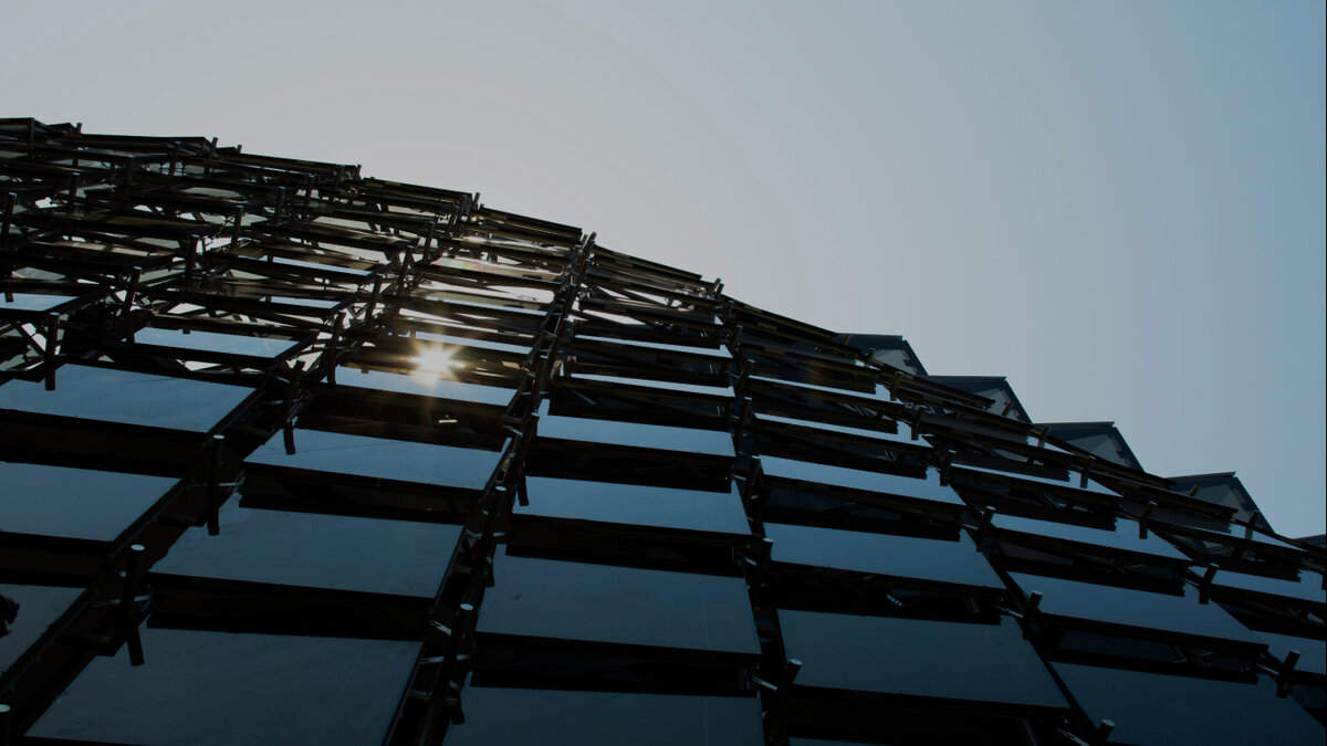 Тонкоплёночные солнечные батареи в жёстких рамках более распространены в Европе, чем бескаркасные, которые "клеятся" прямо на стену