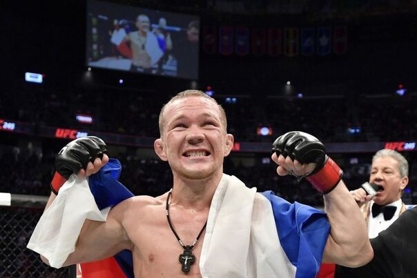 Топовый российский представитель легчайшего дивизиона UFC Петр Ян дал прогноз на титульный бой в легком весе между соотечественником Хабибом Нурмагомедовым и Тони Фергюсоном: 
"Я думаю, что в этом поединке Хабиб одержит победу. Не думаю, что Фергюсон сможет выиграть этот бой. Хабиб физически мощнее, контроль у него. Фергюсон опасный соперник, ни в коем случае я его не недооцениваю, но я думаю, что Хабиб выиграет этот бой, самое главное, чтобы он состоялся - четыре раза поединок срывался. Главное, чтобы они здоровые подошли к этому поединку", - приводит слова Яна ТАСС.

Напомним, что поединок Хабиба Нурмагомедова и Тони Фергюсона должен возглавить турнир UFC 249, который состоится 18 апреля в Нью-Йорке.

Что касается Петра Яна, то на днях он нокаутировал Юрайю Фэйбера, одержав шестую победу в UFC подряд и поднявшись на третью строчку рейтинга легчайшего дивизиона.
