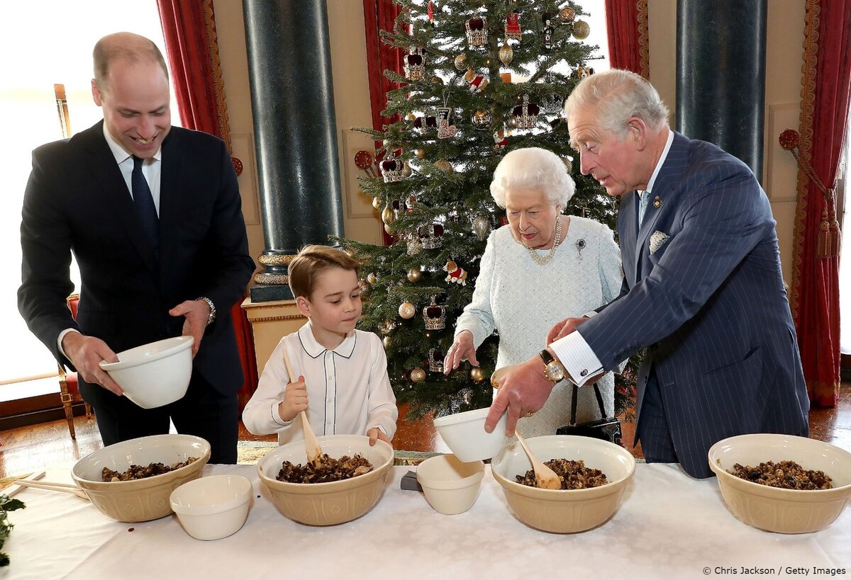 Принц Джордж помог папе, дедушке и прабабушке приготовить пудинг