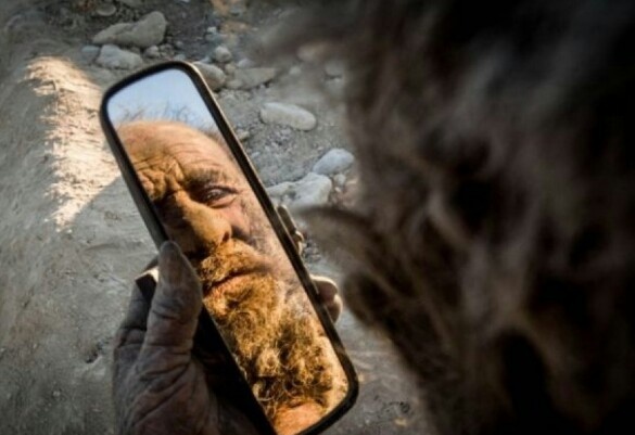 Этого 80-летнего иранца зовут Аму Хаджи, а живет он в отдаленной деревне в провинции Фарс Иран. Помимо того, что Эму ведет самый что ни на есть примитивный образ жизни, у него есть еще одна странная жизненная позиция - он ни разу не мылся за последние 60 лет... Может у вас есть идеи, из каких побуждений можно полностью отказаться от личной гигиены?