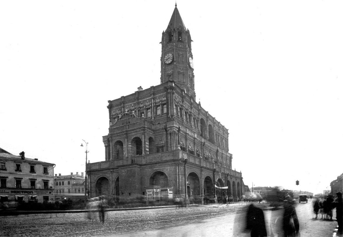 Огромная башня, служившая в разное время казармой, школой, обсерваторией, складами и даже водонапорной башней.