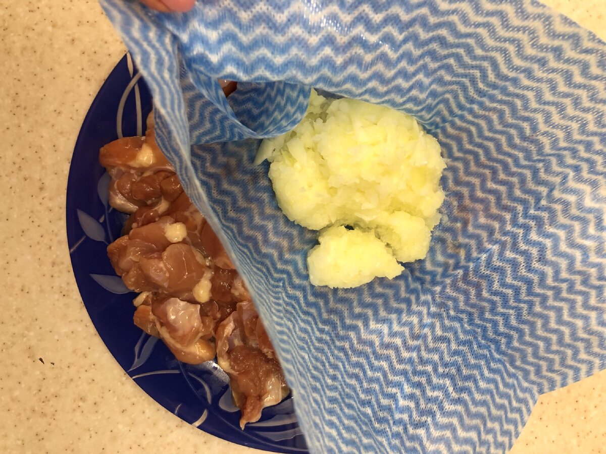 Перекладываем измельчённый лук в марлю(я использовала одноразовую кухонную салфетку).