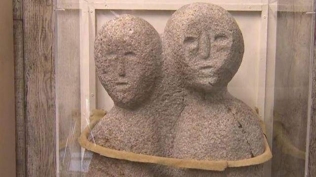 Скульптура луноглазых в музее Чероки