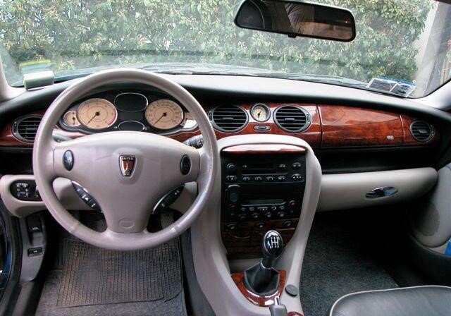 Салон выглядит дорого и богато)