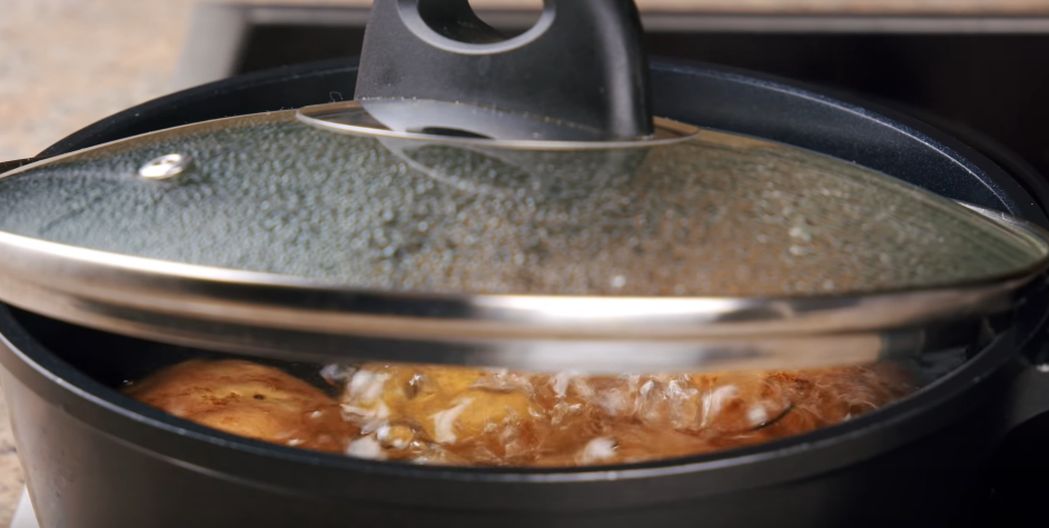 Отварить картофель для начинки.