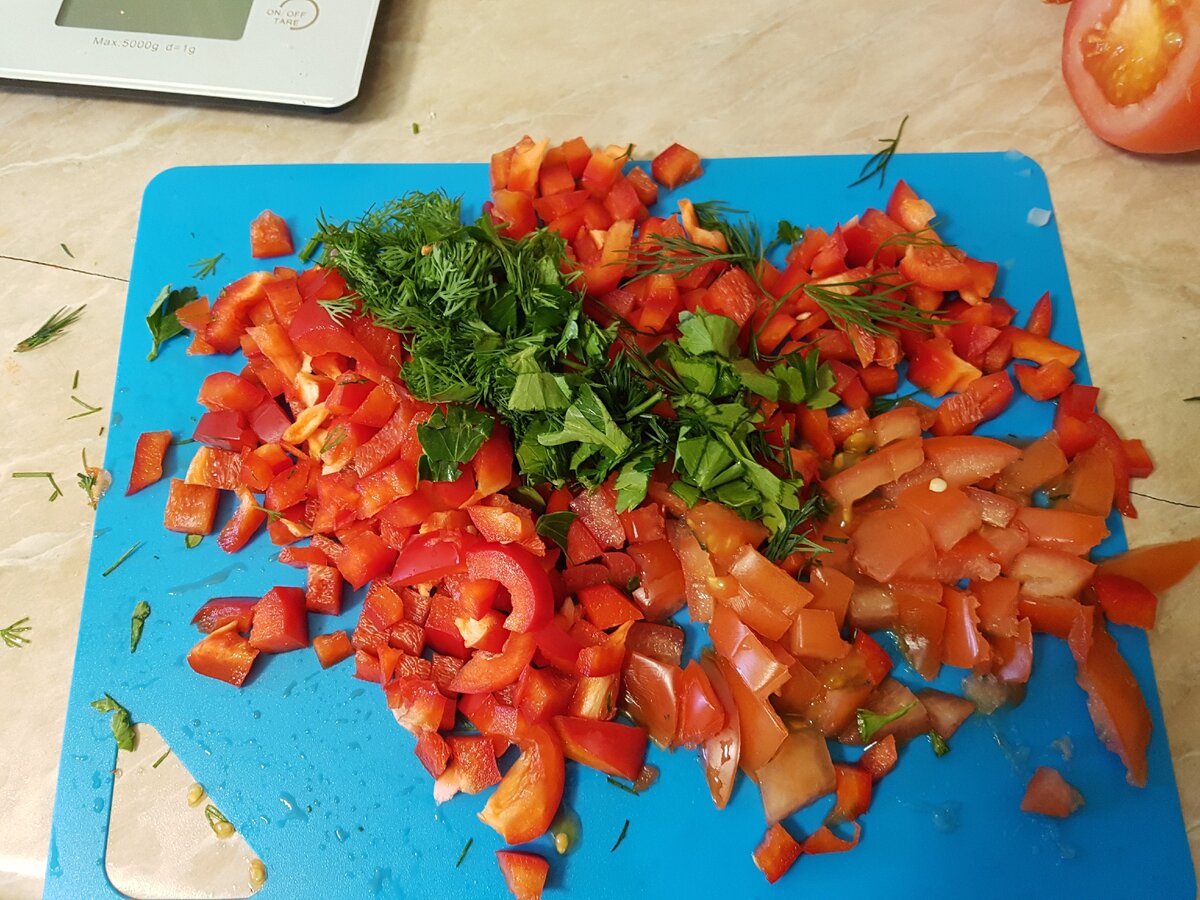 Нарезанные овощи и травы