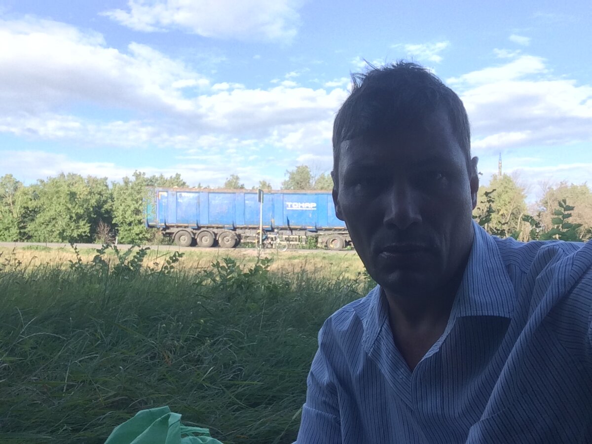 Ужинаю в тенечке у трассы  . Фото Ленара Хужина