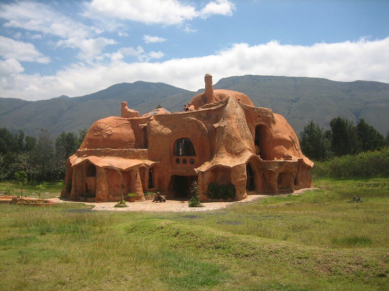 Глиняный дом 2023. Терракотовый дом в Колумбии. Глинобитный домик Кавказ. Глиняный дом VIII веке. Дом в Колумбии из глины.