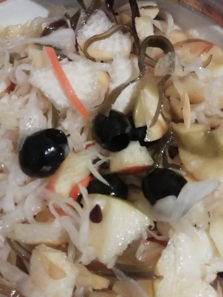 Салат с квашенной капустой - яблоки, репа, оливки, чеснок и растит. масло.