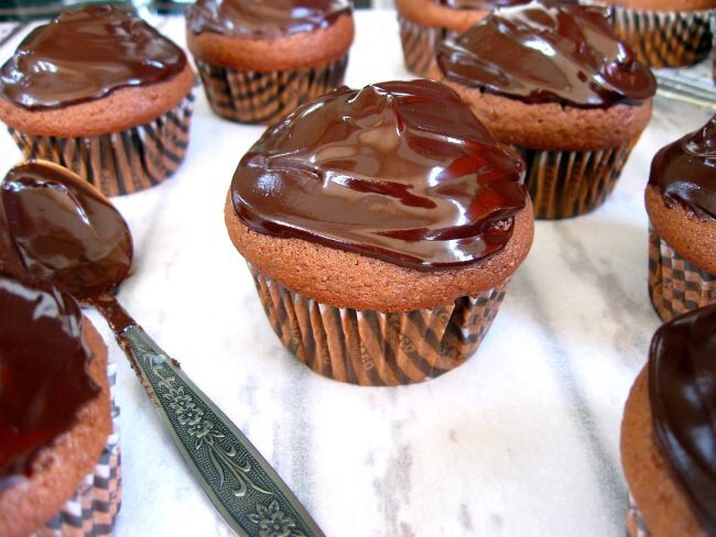 Кексы с шоколадной глазурью - рецепт с фотографиями - Patee. Рецепты