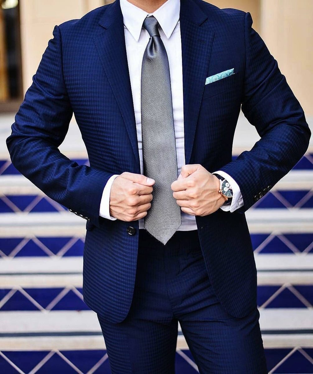 Синий костюм с синим галстуком