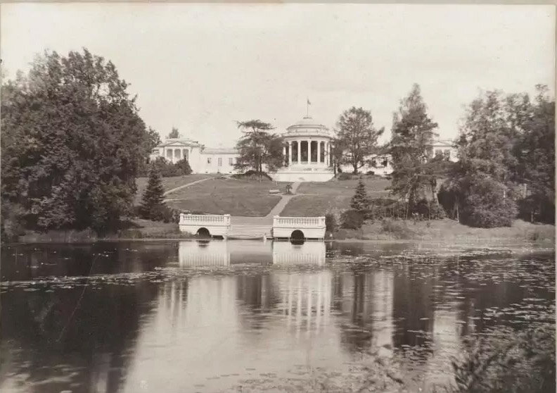 Усадьба Ахтырка. Вид дворца с прудом, между 1900-1910 годами