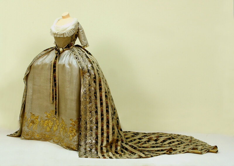 Платье роброн со шлейфом