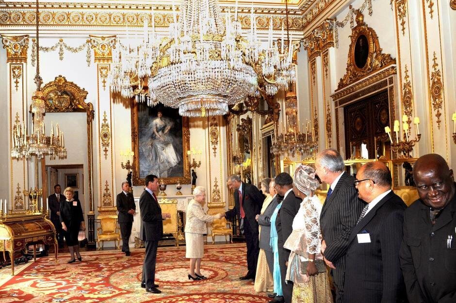 В Букингемском дворце королева проводит официальные мероприятия