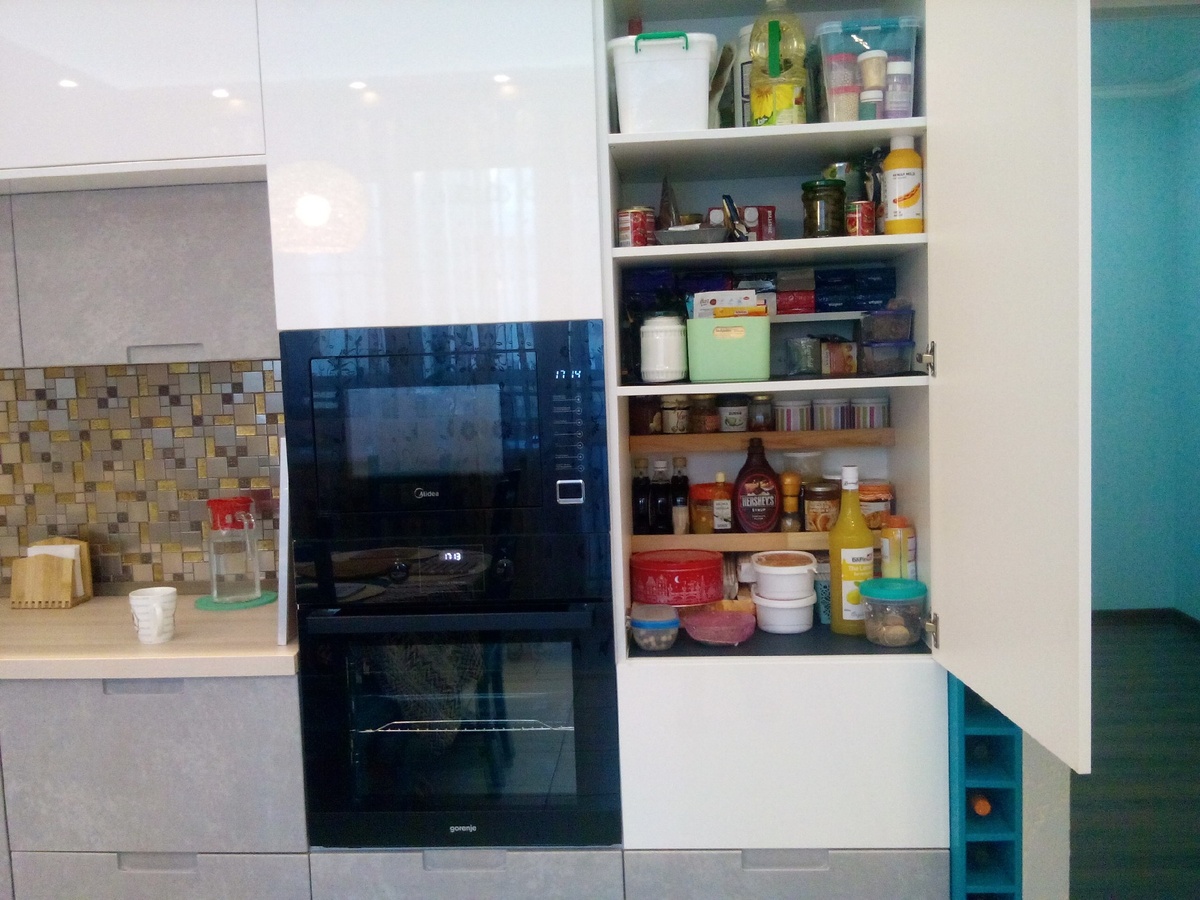 Немного "внутренностей". Тарелки стоят в пластиковых лотках для бумаг. На наполнение из "фиеры" денег нет. Но мы держимся.