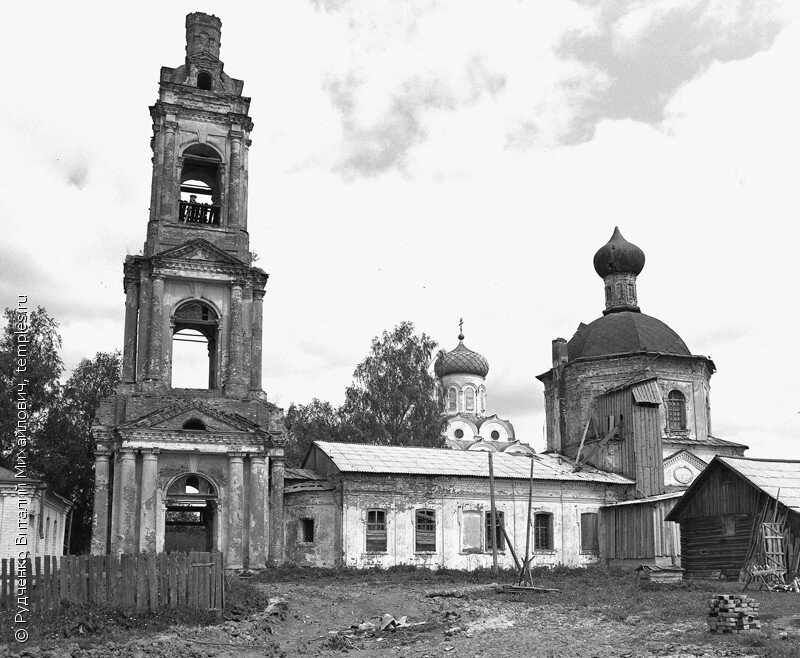 Церковь Богоявления Господня Покровского, что на Удгоде, погоста (ныне село Дор Буйского района Костромской области). На заднем плане видна Покровская церковь.1979 год. Автор фото Рудченко Виталий Михайлович.