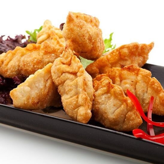 Ингредиенты Порций: 4
350 г свиного фарша
2 ч.л. саке
2 ч.л. мирина
2 ст.л. растительного масла
1 ст.л. соевого соуса
1 яйцо
2 пера зеленого лука
2 ч.л. нарезанного имбиря
50 г китайской капусты
Для соуса
4 ст.л. рисового уксуса
4 ст.л. соевого соуса
40 заготовок из теста
Тесто обычное для пельменей.

Способ приготовления

Смешать все ингредиенты для начинки: свиной фарш, саке, мирин, растительное масло, соевый соус, сырое яйцо, мелко нарезанный зеленый лук, имбирь и мелко нашинкованную капусту, перемешать хорошо.
На основу из теста положить по 1-2 ч.л. начинки, смазать водой края и защипать края, внахлест с одного края.
Разогреть масло на сковороде, выложить гедза на сковороду и жарить, на уверенном огне, пока низ не поджарится, около 3-5 минут. Влить в сковороду половину стакана воды, накрыть крышкой и готовить еще 5 минут.
Для соуса смешать соевый соус и уксус. Подавать гедза горячими. Есть макая в соус.