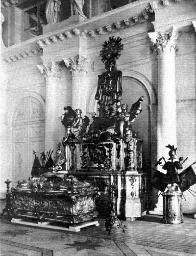 Рака (саркофаг) Святого Благоверного Великого Князя Александра Невского, находящаяся в Концертном зале Зимнего дворца,  который занимает музей «Государственный Эрмитаж».