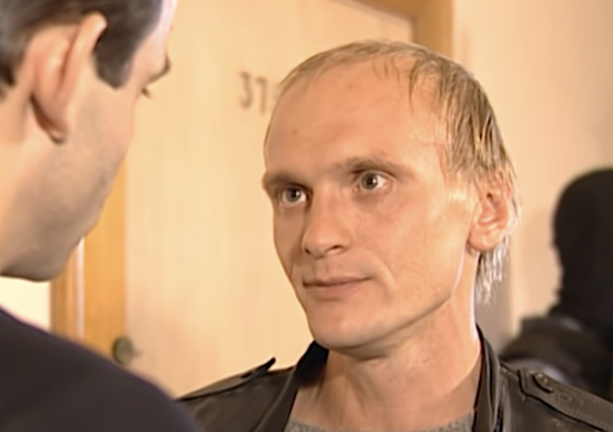 Вопрос посложнее, но сериал не менее популярный и известный, чем первый...Если бы я показал человека, ухо которого в кадре, то вы бы сразу догадались...