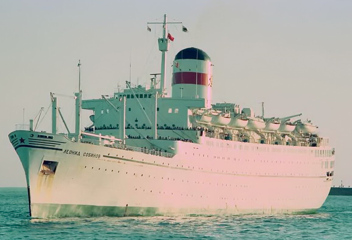 Круизный лайнер времен СССР «Леонид Собинов». Фото shipspotting.com