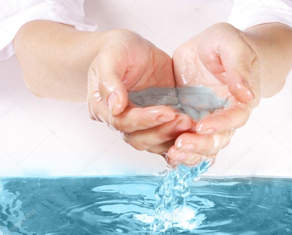 Холодная вода источник. Вода в руках. Вода в ладонях. Вода в ладошках. Руки держат воду.
