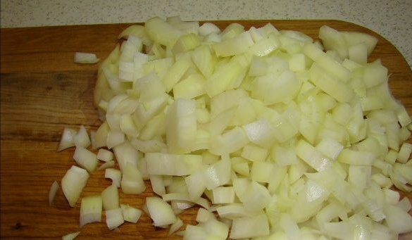 Лук порезать кубиком.