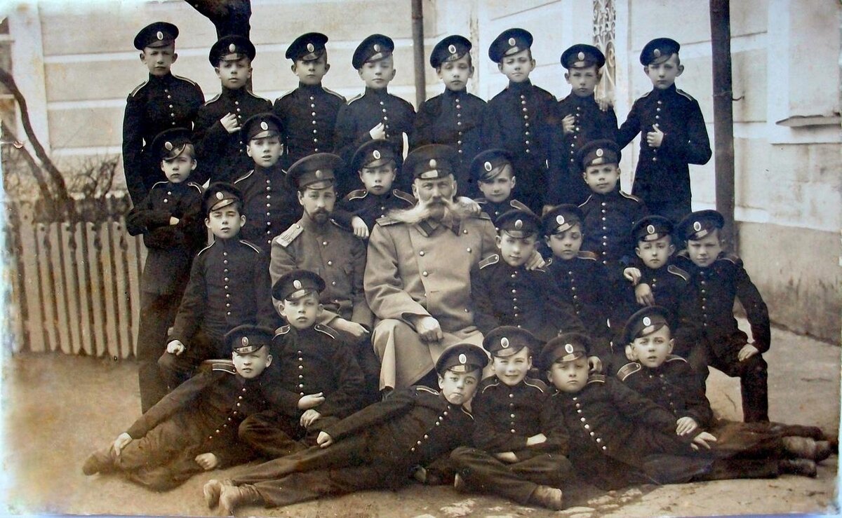 Воспитанники кадетского корпуса с преподавателями. Фото из открытых источников