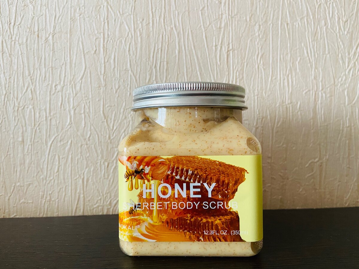 Скраб для тела Wokali Honey Sherbet Body Scrub с мёдом не только очищает вашу кожу от омертвевших клеток, но и питает ее многими полезными веществами.В скрабе содержатся витамины С и В6, оказывающие хорошее антивозрастное действие.
После применения скраба ваша кожа будет очищенной, подтянутой, увлажненной, вернется здоровый природный цвет, уменьшаться покраснения и воспаления.