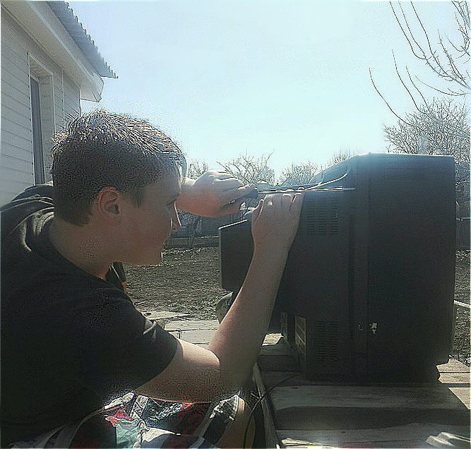 Разборка телевизора. Конечно это далеко не тот телевизор о котором пойдёт речь. Фото из личного альбома.