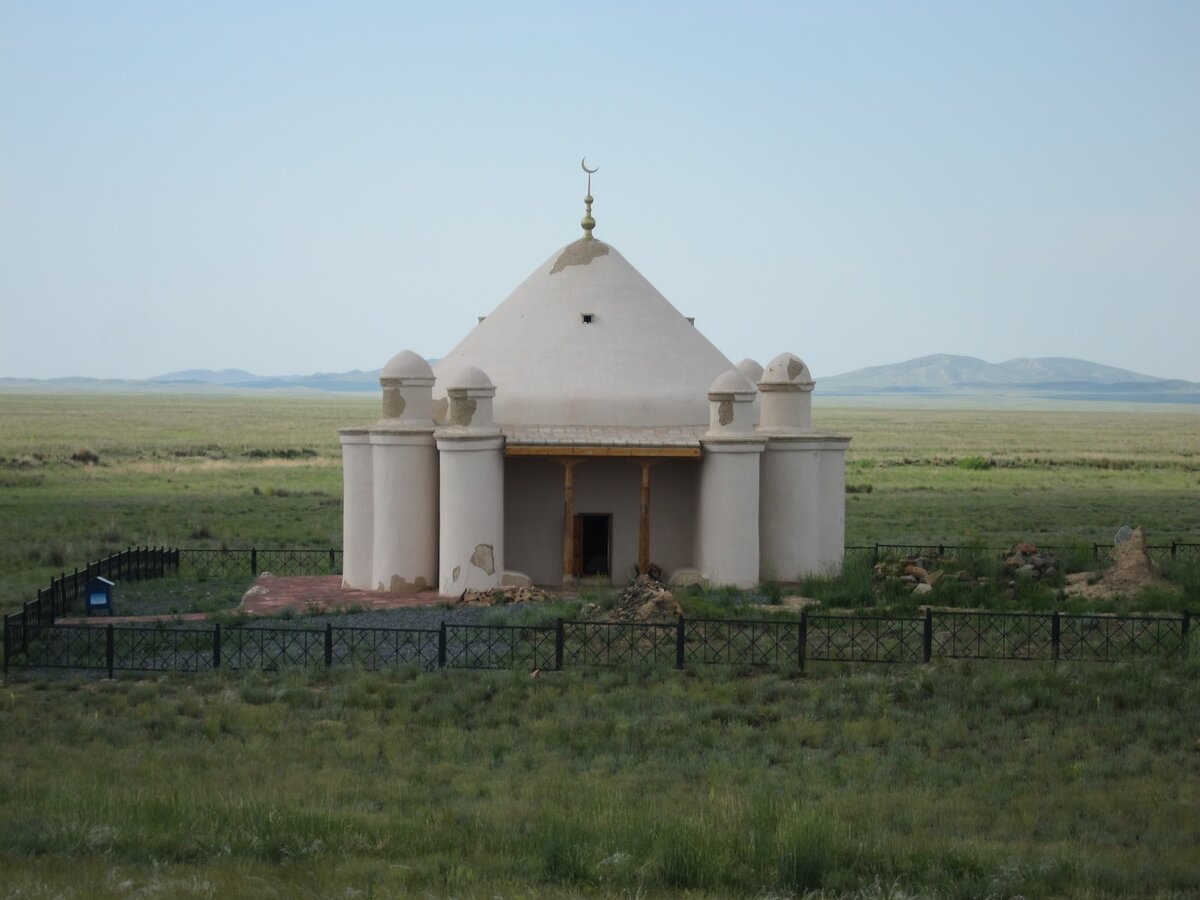 Мавзолей Агыбай-батыра в Шетском районе Карагандинской области РК http://kaznomad.blogspot.com/2012/06/blog-post.html