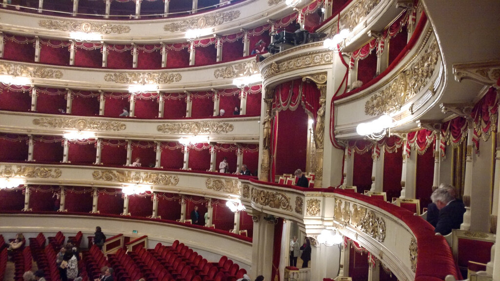 Зрительный зал Ла-Скала за 15 минут до начала спектакля