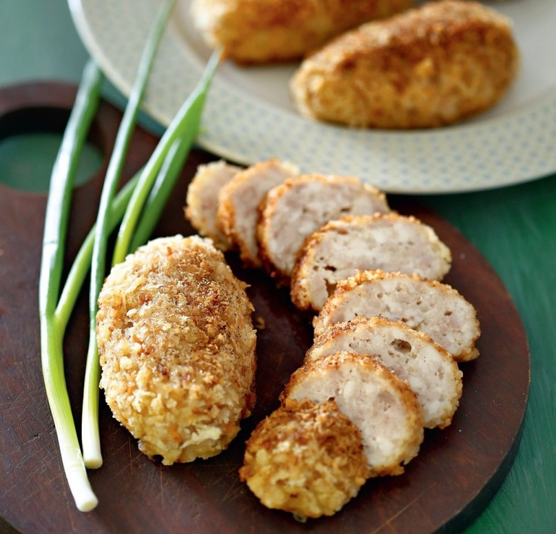 Ингредиенты:                                                                                                                                                                       Батон черствого белого хлеба — 1 шт.
Сливки жирностью 30% — 200 мл
Сливочное масло — 150 г
Луковица — 1 шт.
Топленое масло —
Филе куриных бедрышек без кожи — 600 г
Филе куриной грудки — 300 г
Соль — по вкусу
Свежемолотый белый перец — по вкусу