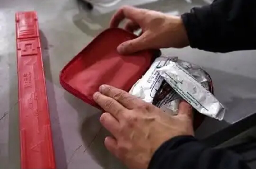 Названа альтернатива медицинской маске для защиты от коронавируса. Директор Научно-исследовательского центра по профилактике и лечению вирусных инфекций, иммунолог-инфекционист, аллерголог Георгий Викулов рассказал, из чего можно сделать маску, в интервью радио Sputnik.

Викулов напомнил, что маска должна быть четырехслойной. По его словам, можно самому сделать маску из марли или бинта. Такая маска будет действовать не более двух часов, похожие делают в военно-полевых условиях, когда не хватает одноразовых масок. Если рядом с вами находятся чихающие или кашляющие люди, а маски нет, можно закрыться шарфом, рассказал инфекционист.