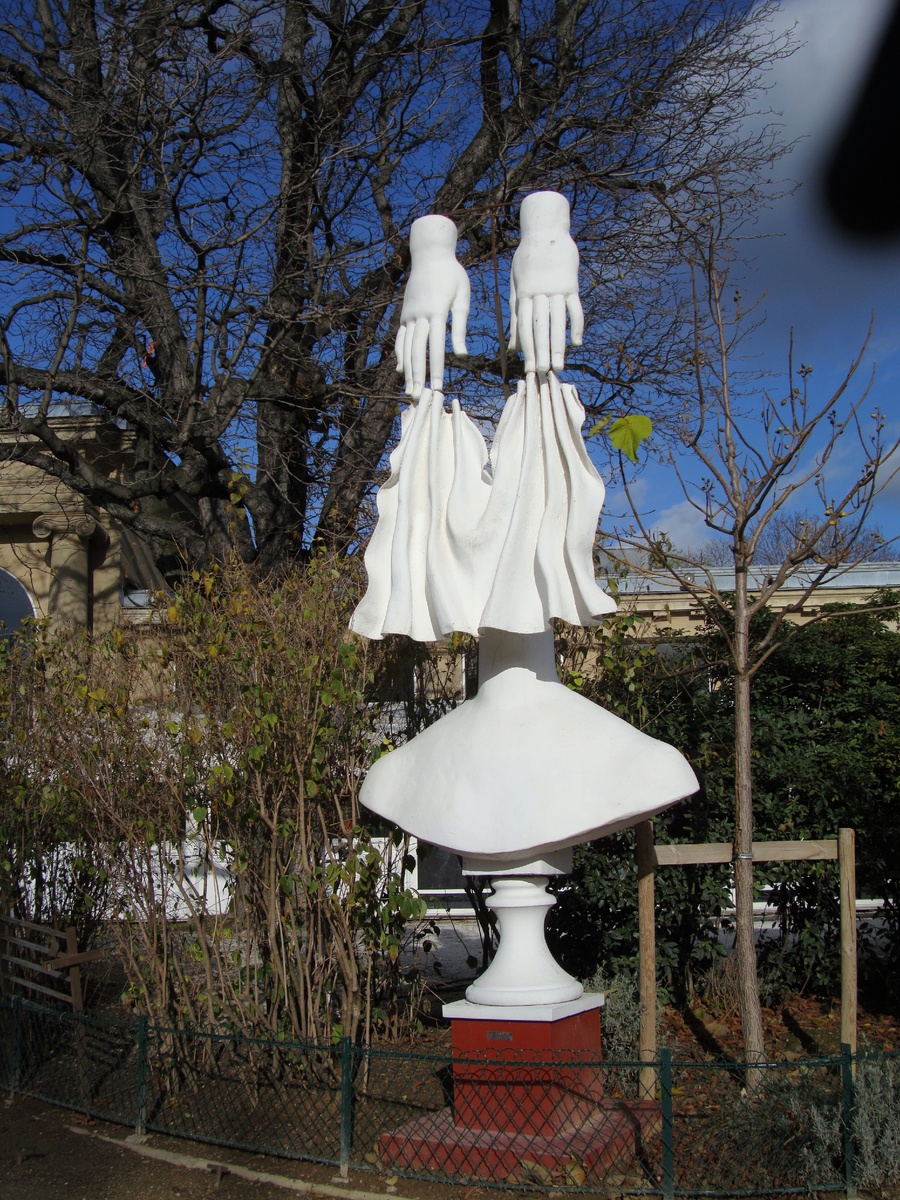 Фото из семейного архива - скульптура на Елисейских Полях, которая наглядно демонстрирует, как нужно защищаться