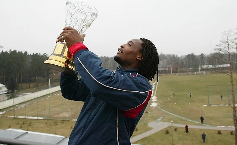 Джейкоб Лекхето с чемпионским кубком на крыши базы в Баковке. Фото Yandex