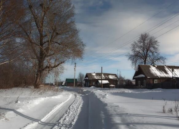 Дорога и находные поляны перед домами были усыпаны снегом, ...