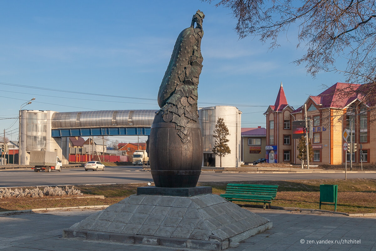 Население луховиц. Памятник огурцу в Луховицах. Луховицкий огурец памятник. Памятник огурцу кормильцу в Луховицах. Луховицы достопримечательности.