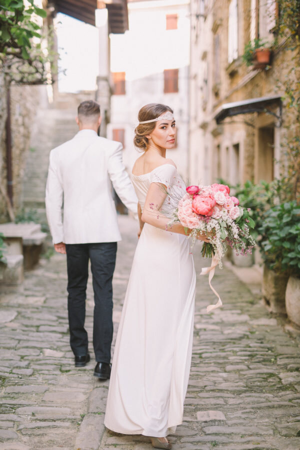 Роскошная невеста в образе от Asos (фотограф Nastja Cavacec, источник фото www.stylemepretty.com )