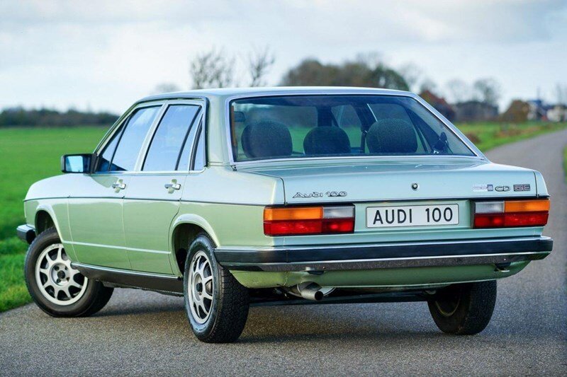 Модель Audi 200 представляла собой более дорогую версию Audi 100, отличавшуюся повышенным уровнем базовой комплектации, улучшенной внешней и внутренней отделкой, оснащалась только пятицилиндровыми двигателями, в том числе — с турбонаддувом.