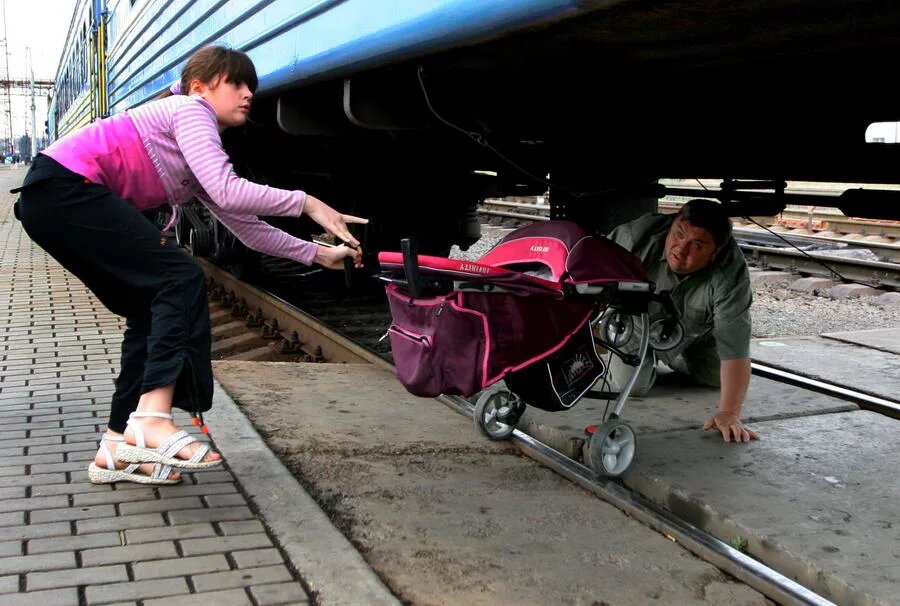 Села раздавливая. Несчастные случаи на железной дороге. Случаи травматизма на железной дороге. Травмирование на железной дороге.